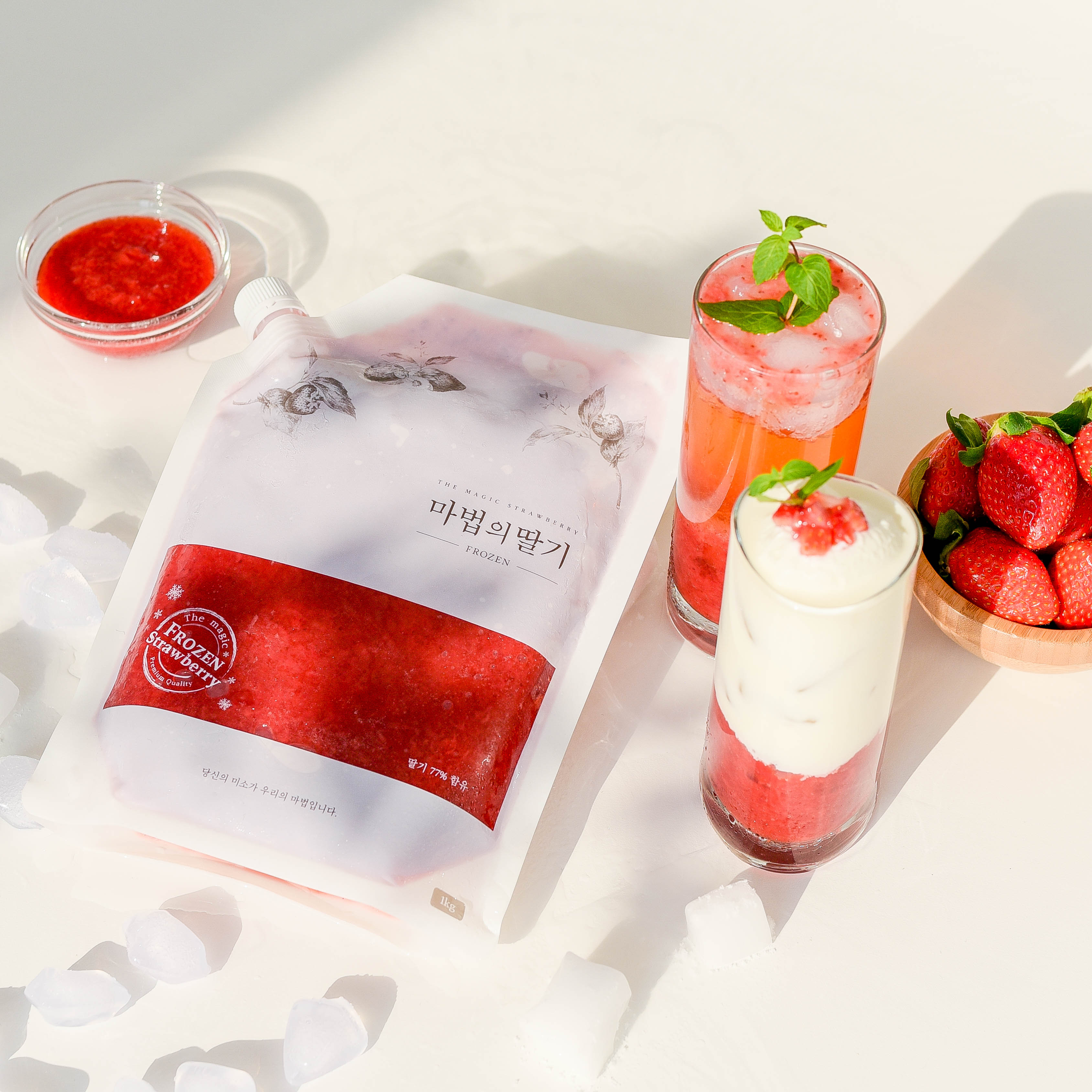 마법의딸기 프로즌 1kg 파우치와 딸기라떼·딸기에이드의 공식 메뉴 연출 사진